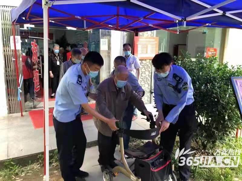 贊！合肥包河區(qū)城管開啟“暖心通道” 助力行動不便老人接種疫苗